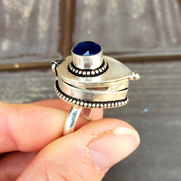 New Blue Sapphire 925 Silver Poison Ring. - Picture 14 of 15